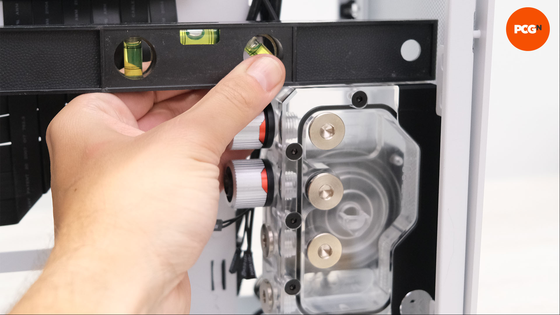 How to mount a reservoir: Check the orientation with a spirit level